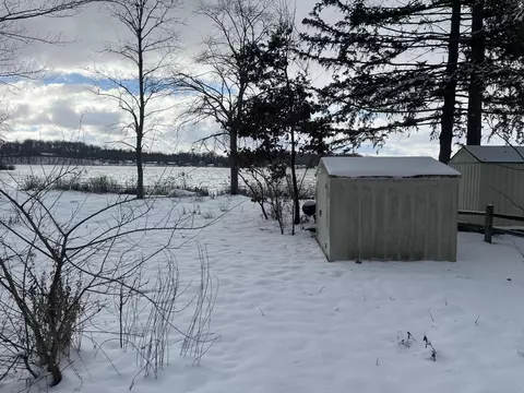 9 Wildwood Dr, Silver Creek, MI 49047