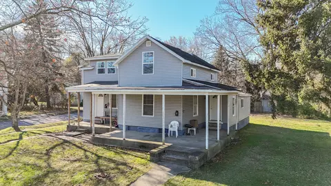 208 S Oak St, Buchanan, MI 49107