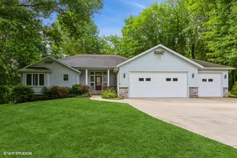 6299 Lakewood Pointe Dr, Coloma, MI 49038