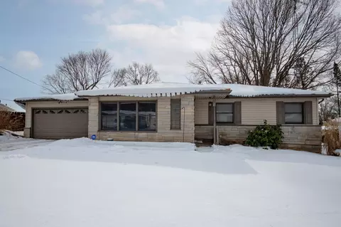 120 Paras Hill Dr, Hartford, MI 49057