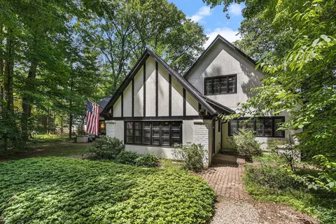 14598 Lakeshore Rd, Chikaming, MI 49116