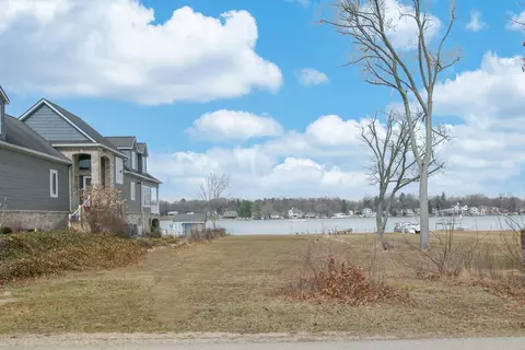 68770 S Shore Dr, Ontwa, MI 49112