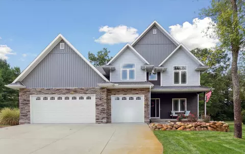 69028 Cody Dr, Ontwa, MI 49112