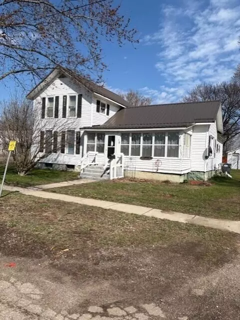 15 Mary St, Hartford, MI 49057