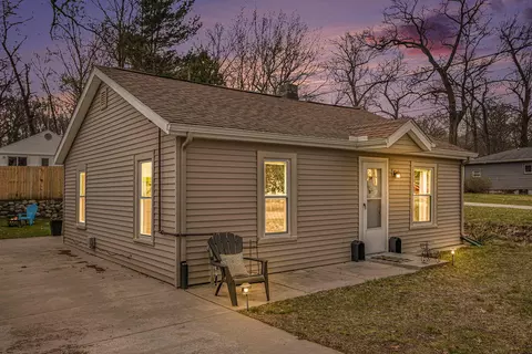 1604 Lakeview Dr, Portage, MI 49002