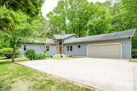 4077 Pinewood Dr, Benton, MI 49022