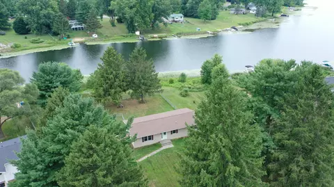 52400 Susan Ln, Silver Creek, MI 49047