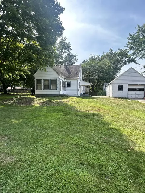 204 Willow Dr, Buchanan, MI 49107