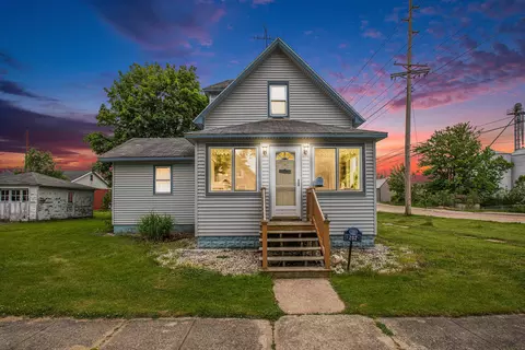 202 Maple St, Three Oaks, MI 49128