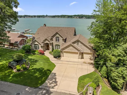 23276 S Shore Dr, Ontwa, MI 49112