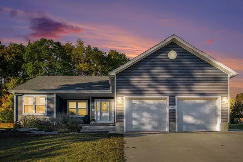 704 Ottawa Ct, Buchanan, MI 49107