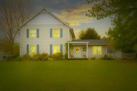 5665 W Phillips Rd, Three Oaks, MI 49128