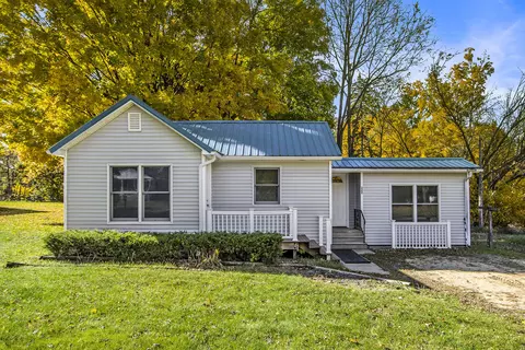 322 S Nursery St, Lawton, MI 49065