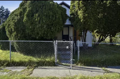 1096 Pearl St, Benton Harbor, MI 49022