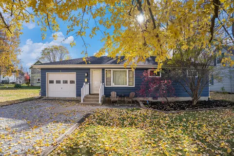 8 Poplar St, Three Oaks, MI 49128
