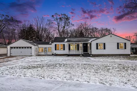 880 Paw Paw Dr, Holland, MI 49423