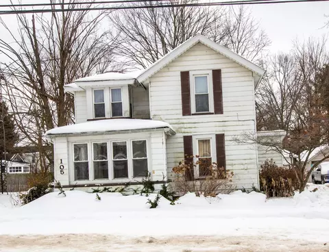105 W Telegraph St, Dowagiac, MI 49047