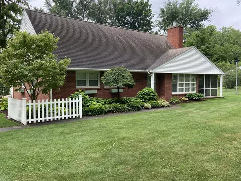 21687 Shiawassee Dr, Penn, MI 49031