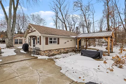 50389 E Lake Shore Dr, Silver Creek, MI 49047