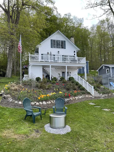 65587 North Dr, Cassopolis, MI 49031