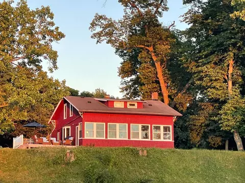44096 Woodman Dr, Paw Paw, MI 49079