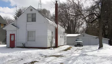 206 E Wayne St, Dowagiac, MI 49047