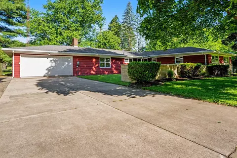 16172 Brookwood Dr, Buchanan, MI 49107