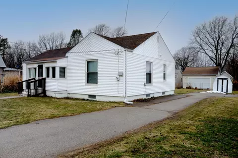 321 E Center St, Coloma, MI 49038