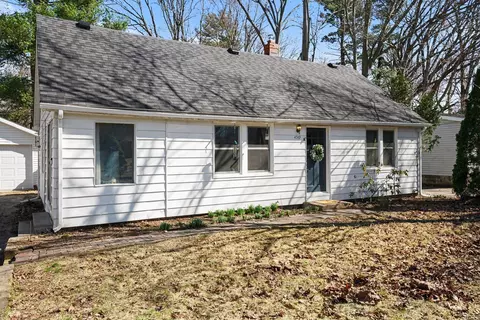 4749 Wil-o-paw Dr, Coloma, MI 49038