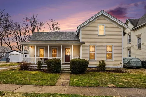 106 E Beech St, Three Oaks, MI 49128