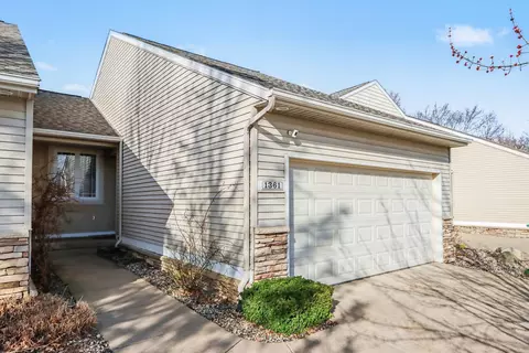 1361 S Village Cir, Kalamazoo, MI 49009