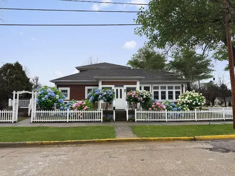 202 Oak St, South Haven, MI 49090