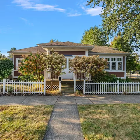 202 Oak St, South Haven, MI 49090