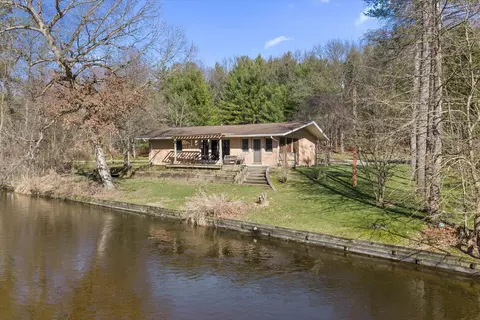 70902 Sunrise Dr, Ontwa, MI 49112