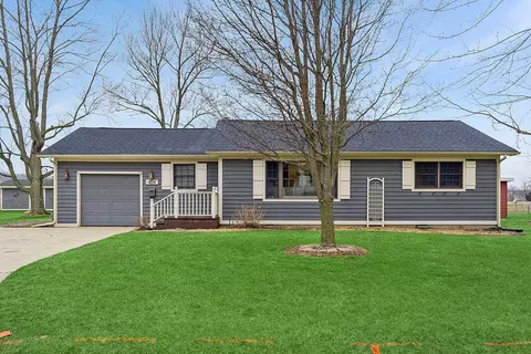 404 Sherwood Ave, Three Oaks, MI 49128