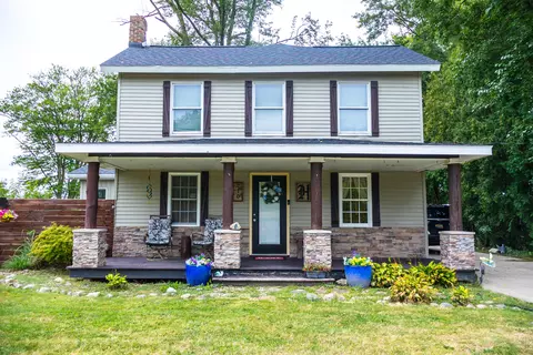 710 S Elm St, Three Oaks, MI 49128