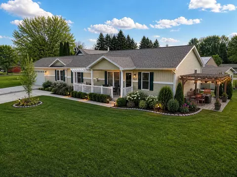 50306 Pleasant St, Silver Creek, MI 49047