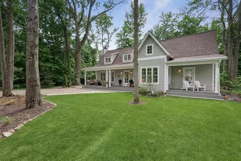 9948 Cottage Ln, New Buffalo, MI 49129