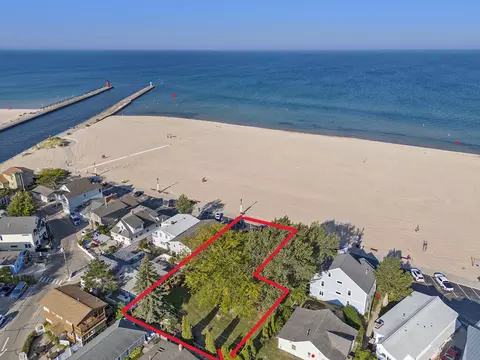 30 Lakeshore Dr, South Haven, MI 49090