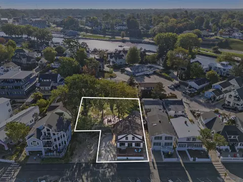 30 Lakeshore Dr, South Haven, MI 49090