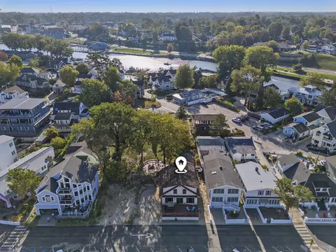 30 Lakeshore Dr, South Haven, MI 49090