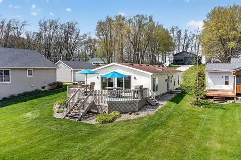 16853 Lakeview Dr, Penn, MI 49095