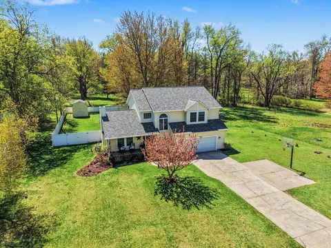 9466 Riverbend Dr, Geneva, MI 49090