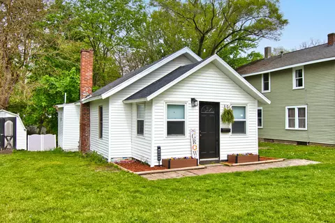 1020 N 8th St, Niles, MI 49120