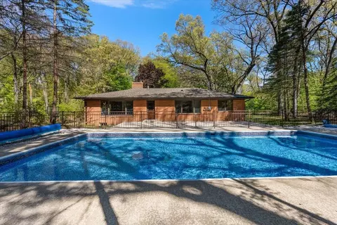 9555 Dunewood Dr, Bridgman, MI 49106