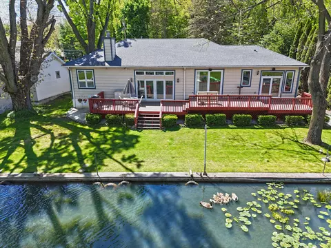 31886 W Lakeshore Dr, Silver Creek, MI 49047