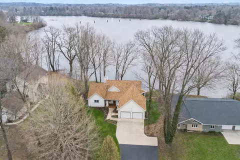 9895 Lakeview Dr, Oronoko, MI 49103