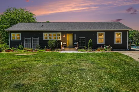 52350 Susan Ln, Silver Creek, MI 49047