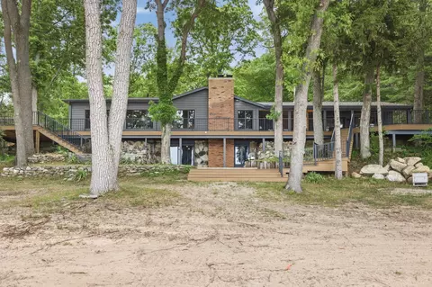27661 Pine Lake St, Jefferson, MI 49112