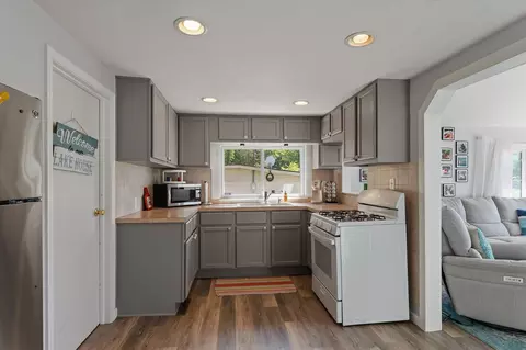 Kitchen - 10333 Walnut Dr, Fabius, MI 49093 photo 3 of 4